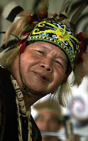 Traditionell gekleidet